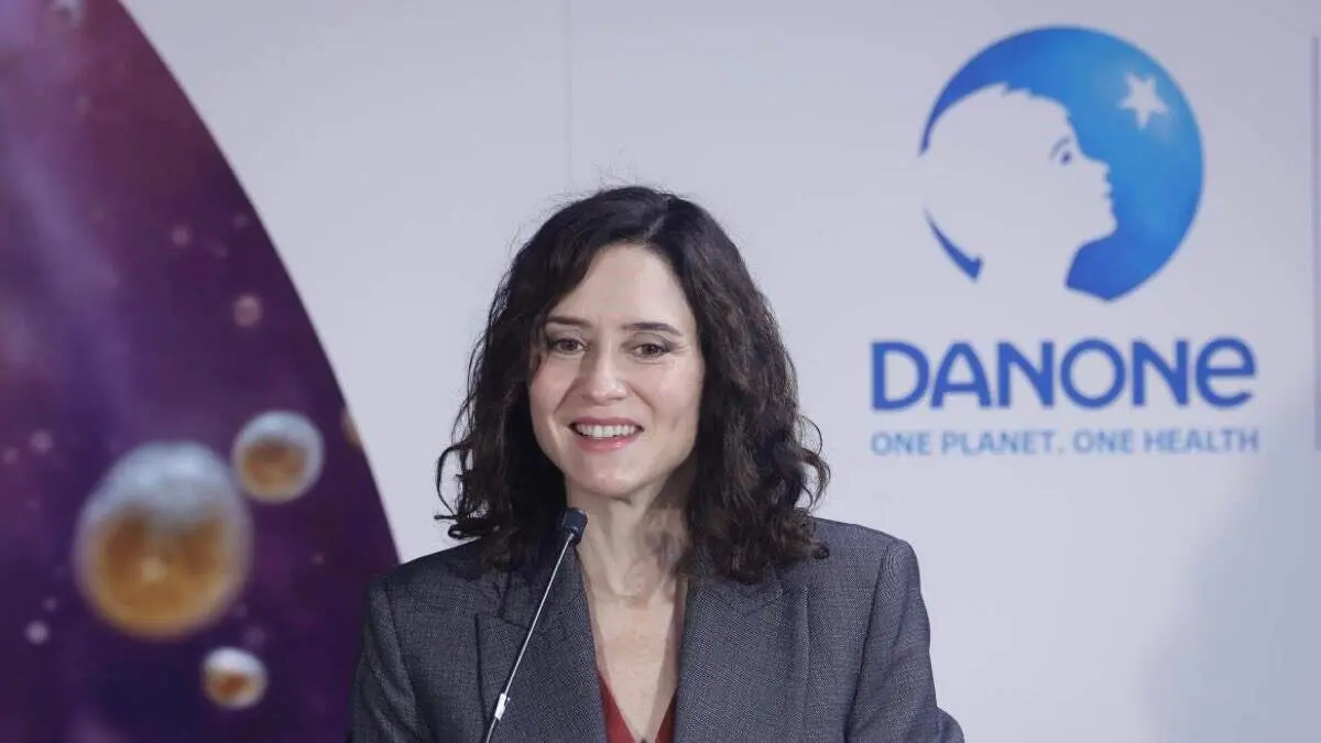 La presidenta Isabel D&iacute;az Ayuso durante su visita a la planta de Danone en Tres Cantos. COMUNIDAD DE MADRID