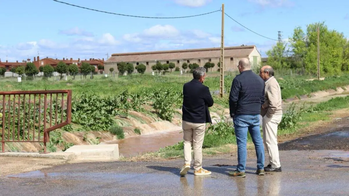 Responsables de la Mancomunidad de Aguas del Sorbe supervisan la aver&iacute;a en Yunquera de Henares. MAS