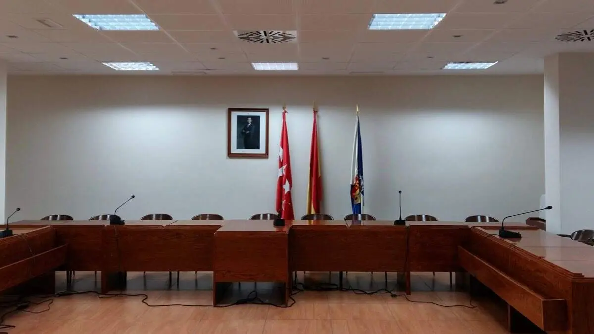 Sal&oacute;n de plenos del Ayuntamiento de Velilla de San Antonio. VOX