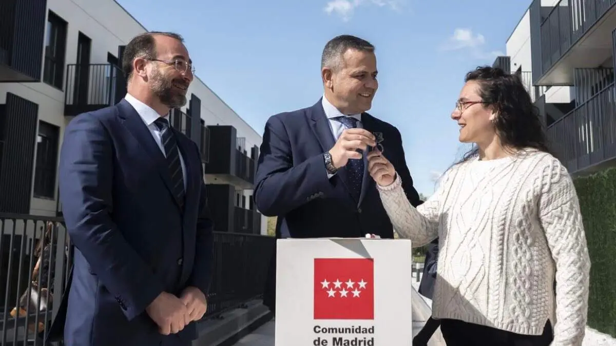 El consejero Jorge Rodrigo entrega las llaves de una vivienda del Plan Vive en Colmenar Viejo. COMUNIDAD DE MADRID