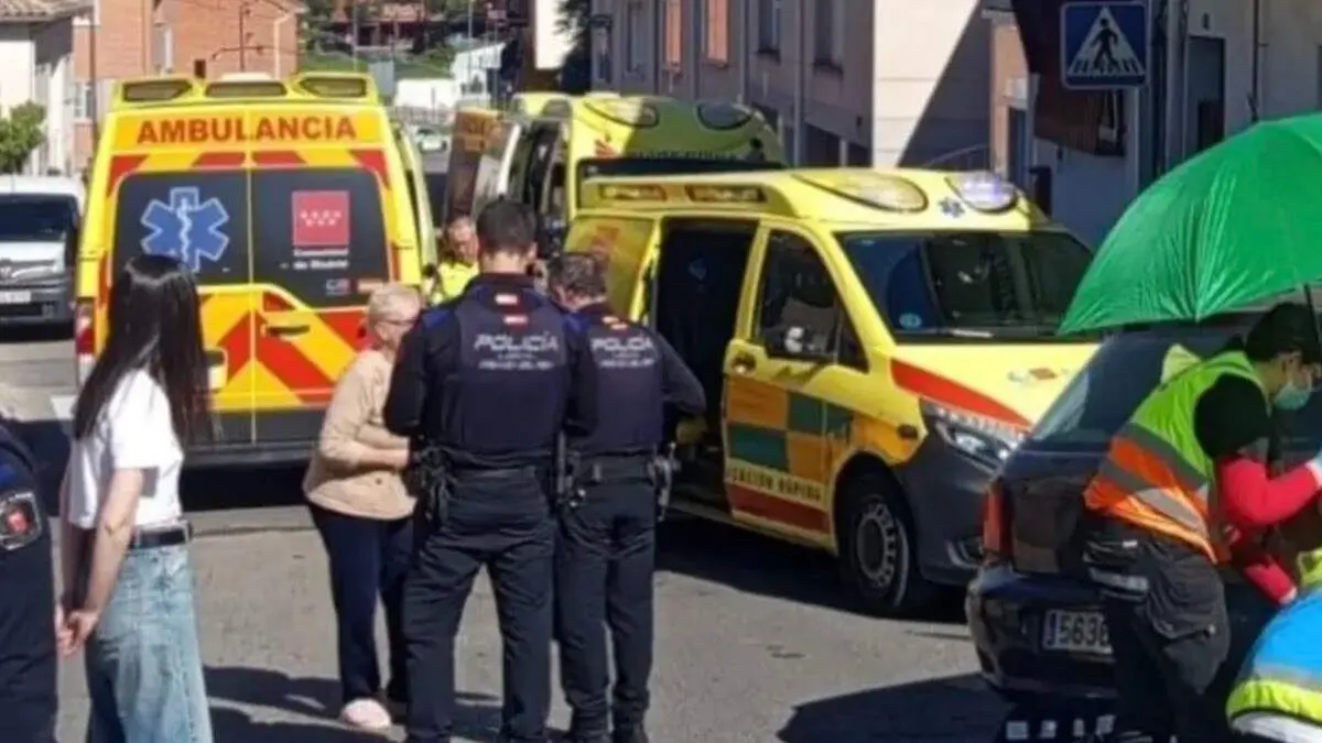 Intervenci&oacute;n de la Polic&iacute;a Local y los sanitarios del SUMMA tras el accidente. POLIC&Iacute;A LOCAL