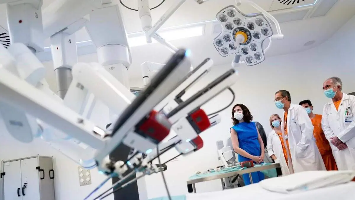 La presidenta de la Comunidad de Madrid, Isabel D&iacute;az Ayuso, durante una visita a un quir&oacute;fano, en una imagen de archivo. COMUNIDAD DE MADRID