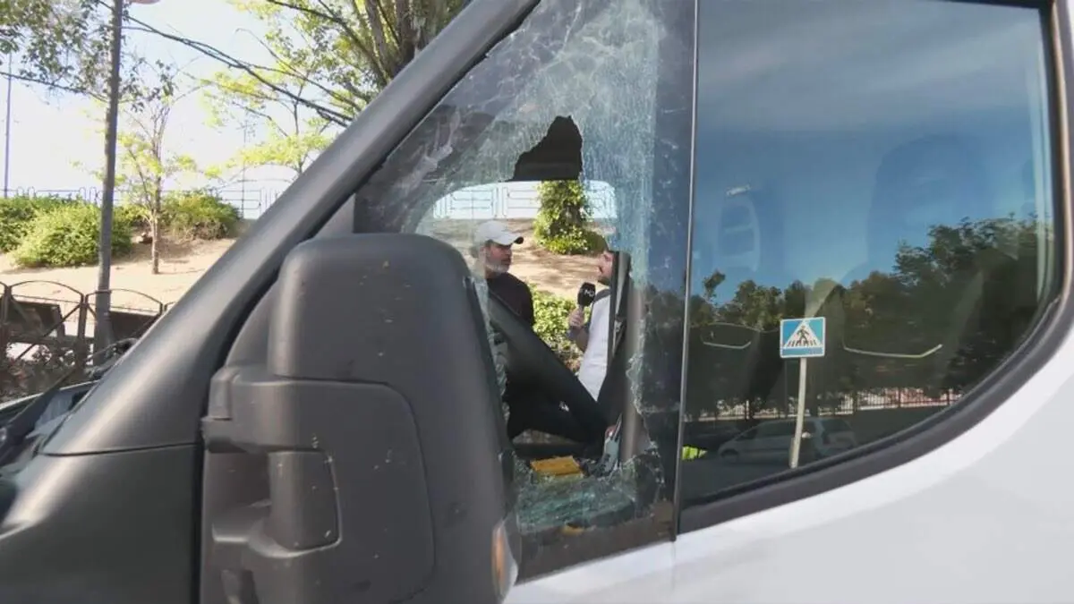 Luna rota en una furgoneta tras la oleada de robos junto a la estaci&oacute;n de Coslada. TELEMADRID