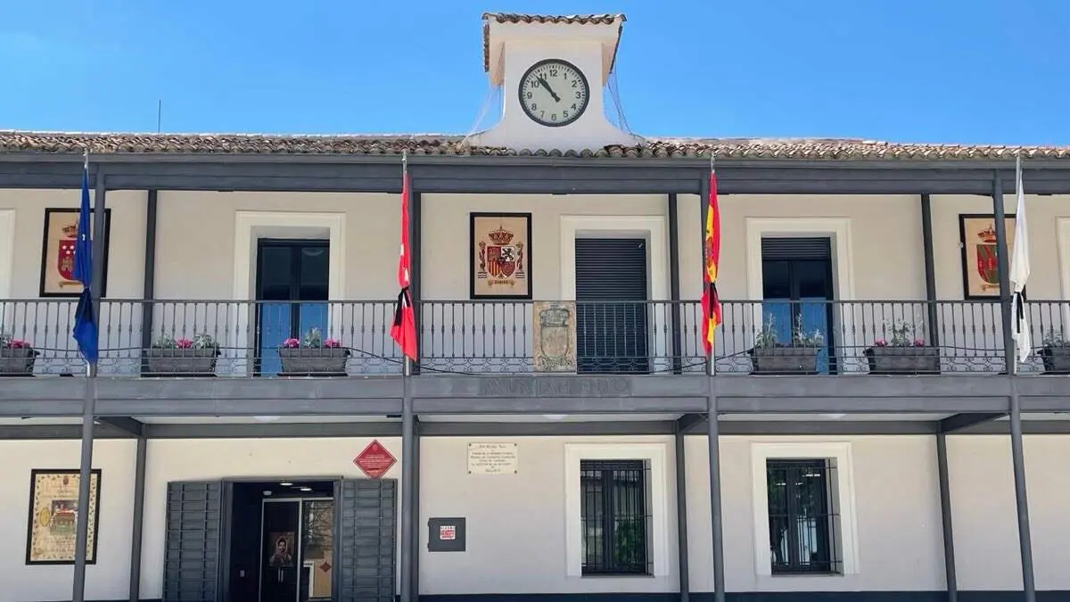 Fachada del Ayuntamiento de Daganzo con las banderas a media asta en se&ntilde;al de luto. AYUNTAMIENTO DE DAGANZO DE ARRIBA