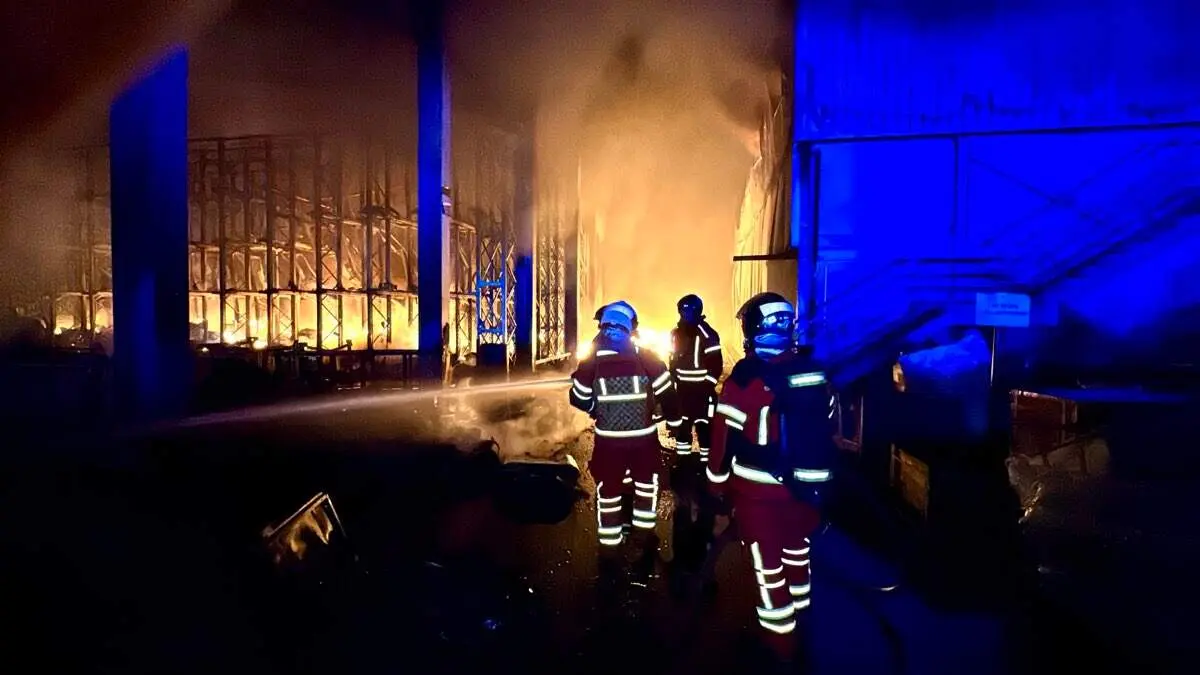 Bomberos de la Comunidad de Madrid trabajan en la extinci&oacute;n del incendio en la chatarrer&iacute;a de Campo Real. COMUNIDAD DE MADRID
