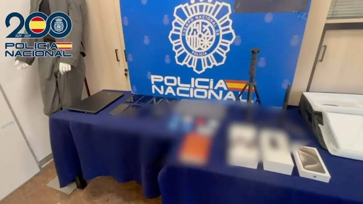 Material intervenido al detenido por la estafa de falsos alquileres en Madrid. POLIC&Iacute;A NACIONAL