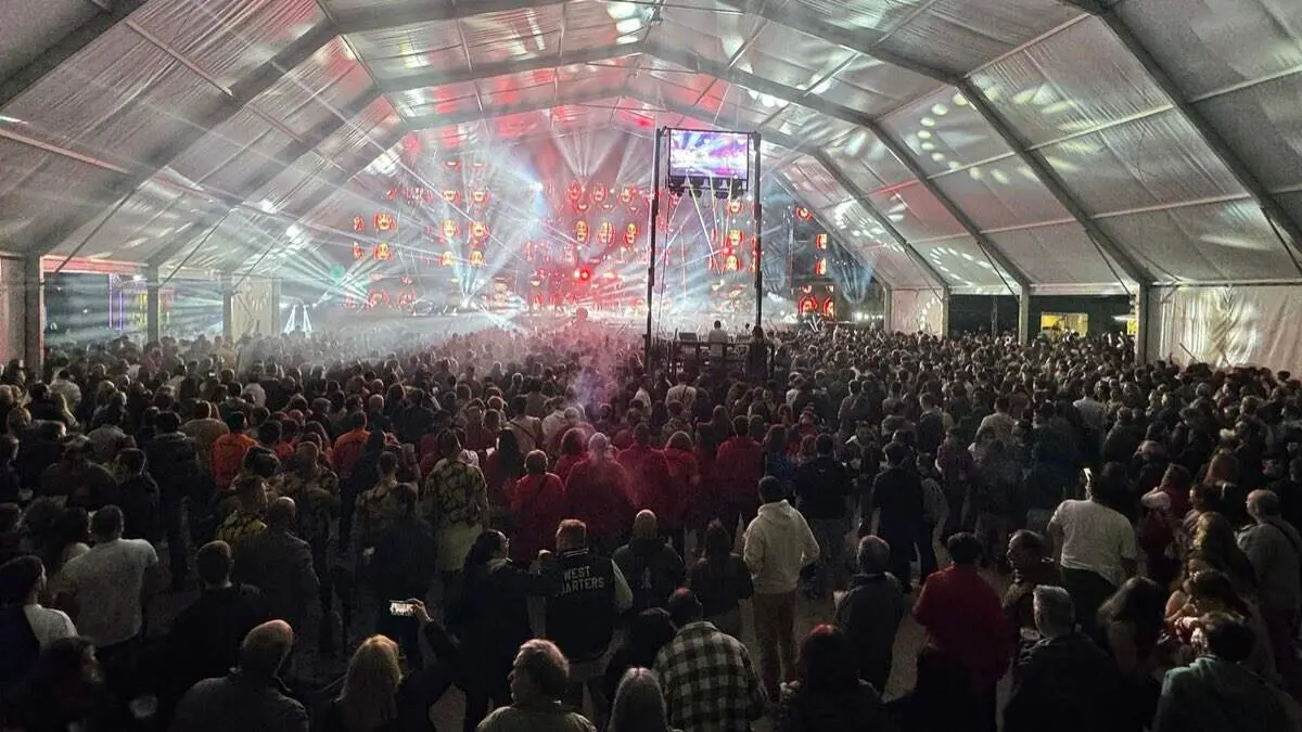 Ambiente multitudinario durante una actuaci&oacute;n en las Fiestas del Cristo de Cabanillas del Campo. AYUNTAMIENTO DE CABANILLAS DEL CAMPO
