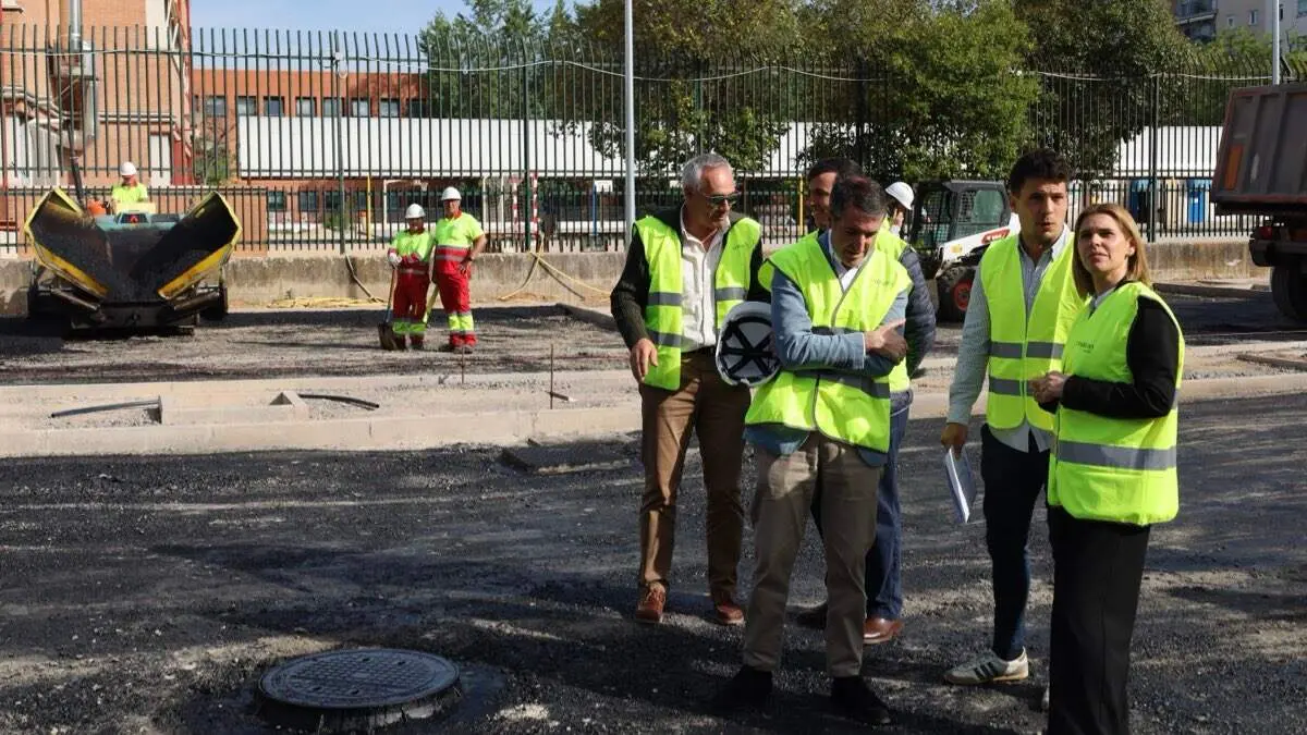 La alcaldesa Judith Piquet visita las obras del nuevo aparcamiento en la calle Luis Vives. AYUNTAMIENTO DE ALCAL&Aacute; DE HENARES