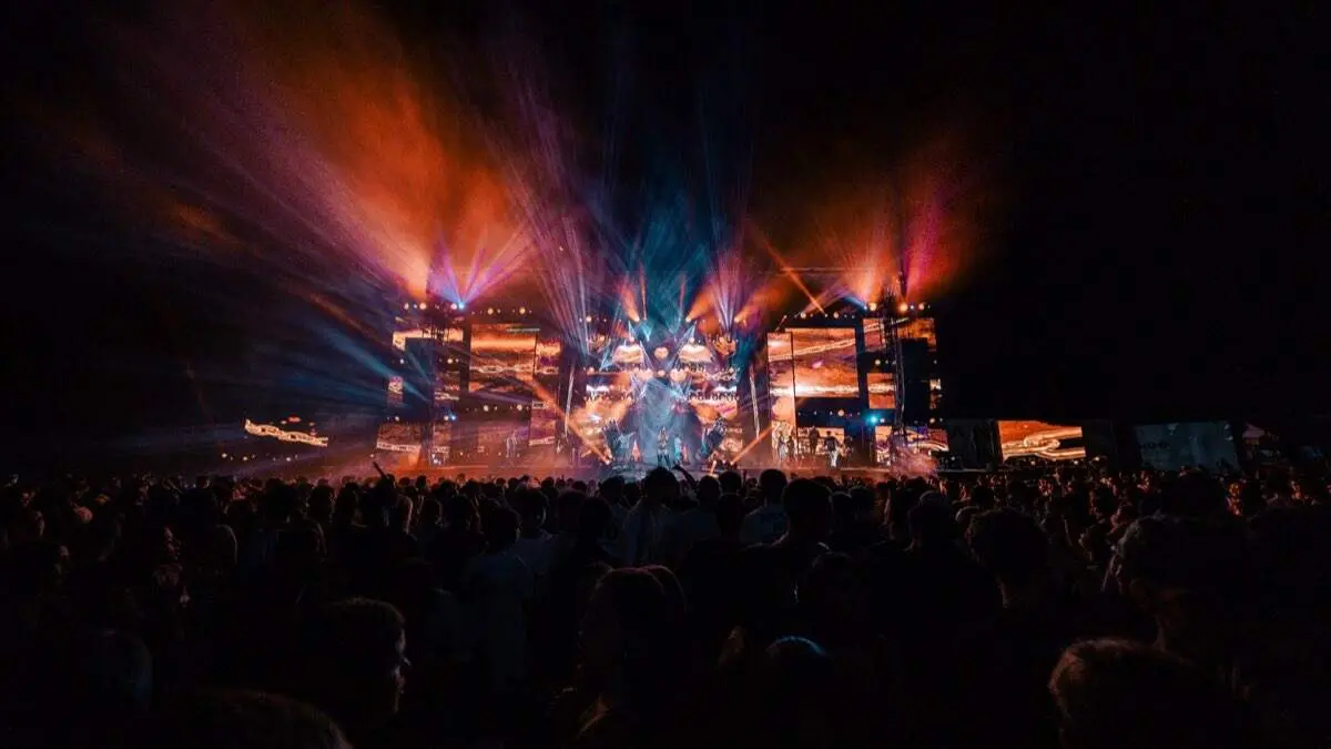 Espectacular actuaci&oacute;n de la orquesta La Misi&oacute;n durante un concierto. LA MISI&Oacute;N