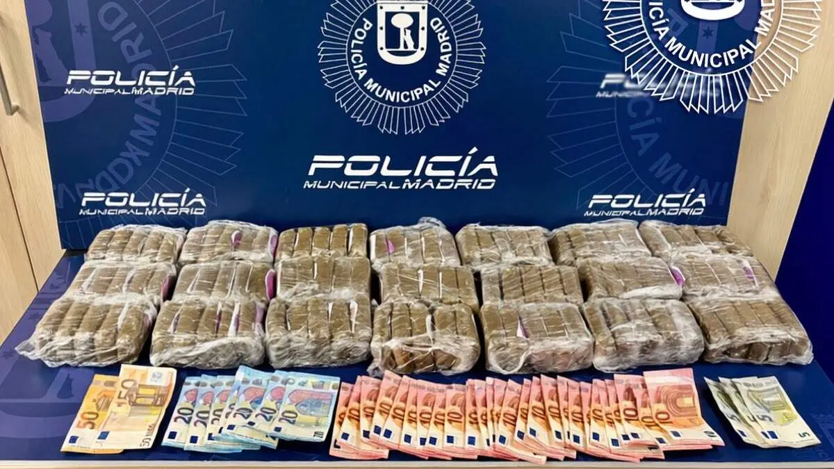 Hach&iacute;s y dinero intervenidos al conductor por la Polic&iacute;a Municipal. POLIC&Iacute;A MUNICIPAL DE MADRID