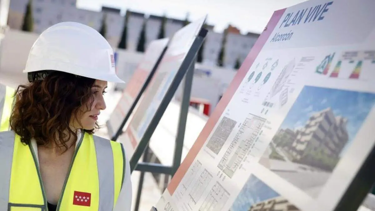 Ayuso durante una visita a una promoci&oacute;n del Plan VIVE. COMUNIDAD DE MADRID