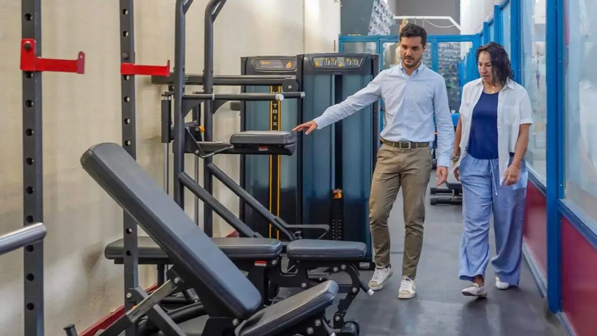 El alcalde ha presentado la renovaci&oacute;n junto a la concejala de Deportes. AYUNTAMIENTO DE TORREJ&Oacute;N DE ARDOZ