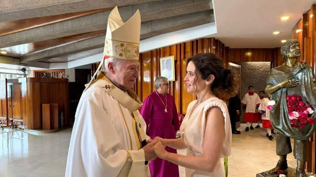 Isabel D&iacute;az Ayuso saluda al cardenal Carlos Aguiar durante su visita a la Bas&iacute;lica de Guadalupe en Ciudad de M&eacute;xico. Comunidad de Madrid