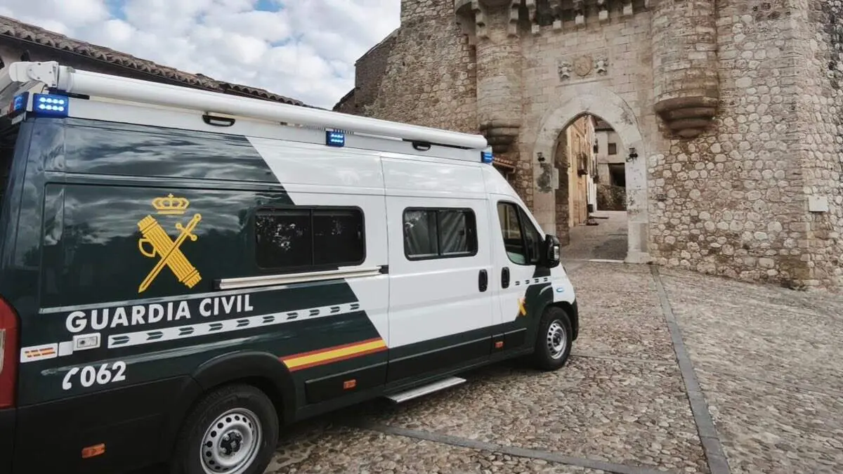 Oficina M&oacute;vil de Atenci&oacute;n a la Ciudadan&iacute;a (OMAC) de la Guardia Civil presentada hoy en Hita. GUARDIA CIVIL