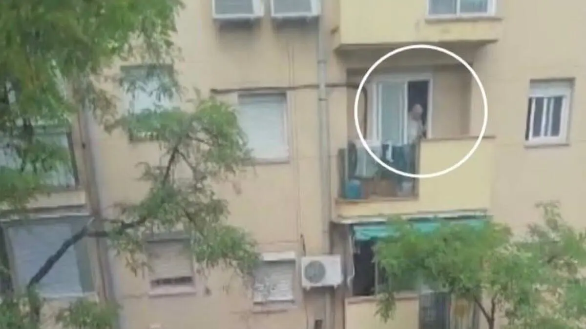 El hombre atrincherado en su vivienda en Carabanchel. TELEMADRID