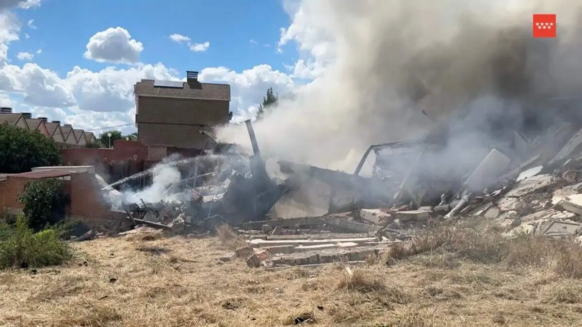 Bomberos trabajando en la extinci&oacute;n del incendio de Morata de Taju&ntilde;a. 112 COMUNIDAD DE MADRID