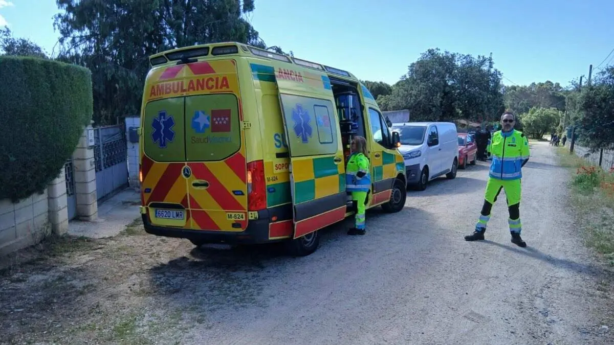 Sanitarios del SUMMA en la vivienda donde ha sido hallada muerta la mujer en Galapagar. 112 COMUNIDAD DE MADRID
