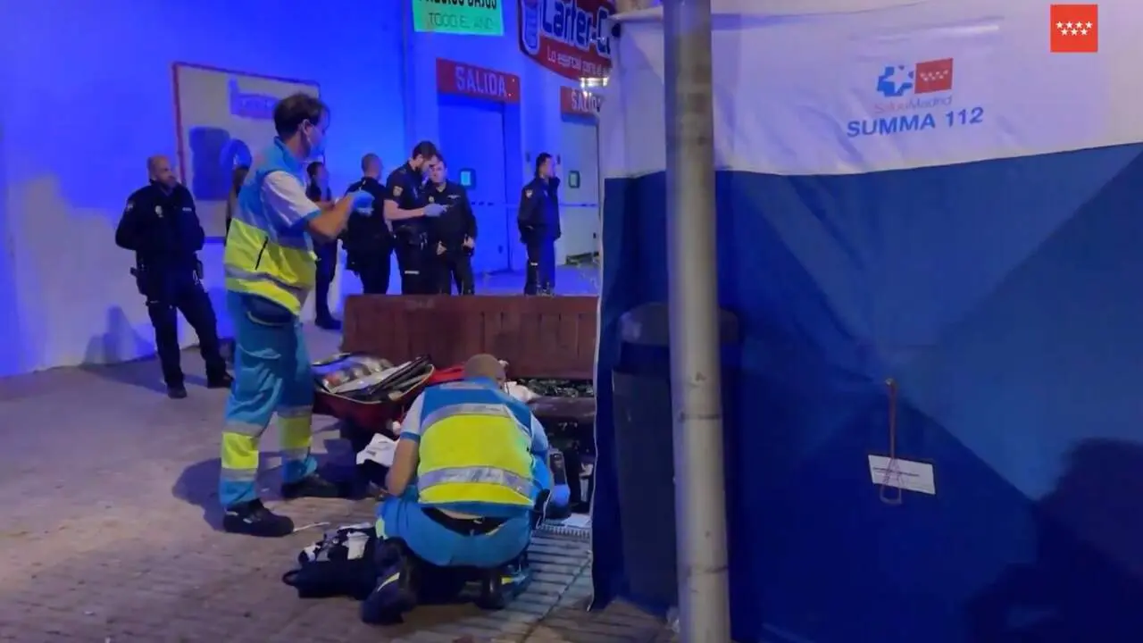 Sanitarios del SUMMA y agentes de Polic&iacute;a Nacional junto a la discoteca de Fuenlabrada tras el ataque. COMUNIDAD DE MADRID.