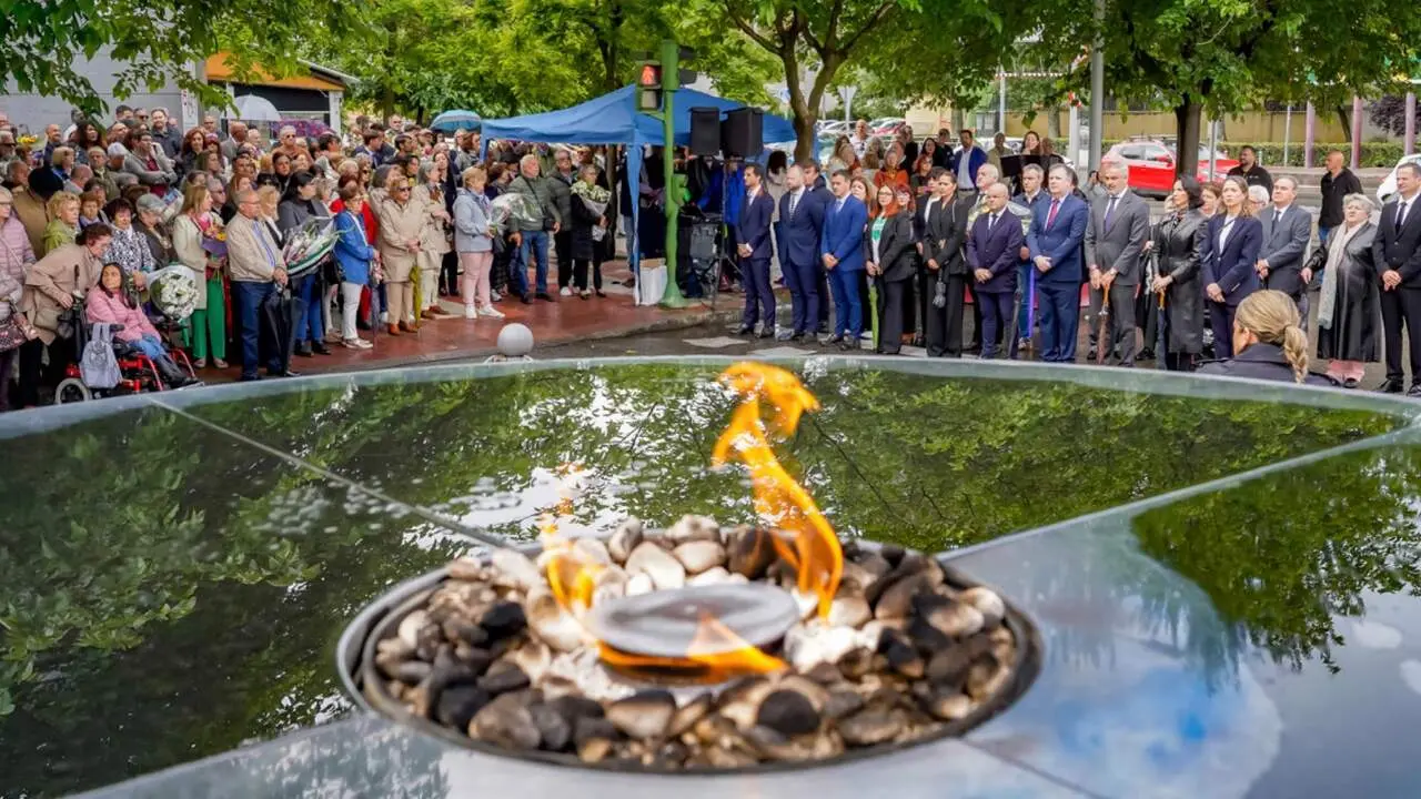Asistentes al homenaje a las v&iacute;ctimas de la COVID-19 celebrado junto al pebetero memorial de Torrej&oacute;n. AYUNTAMIENTO DE TORREJ&Oacute;N DE ARDOZ