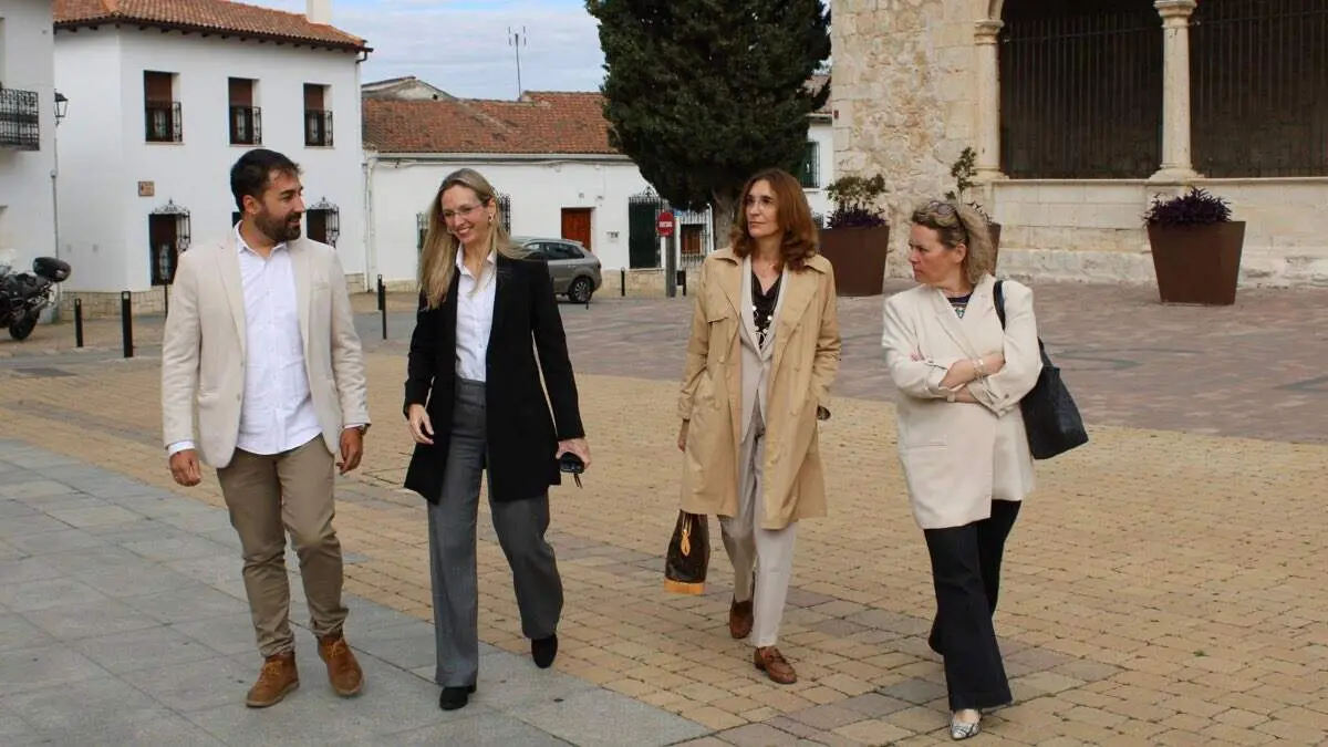 La viceconsejera de Sanidad, Laura Guti&eacute;rrez, junto al alcalde de Torres de la Alameda, Jos&eacute; Antonio Blanco. AYUNTAMIENTO DE TORRES DE LA ALAMEDA