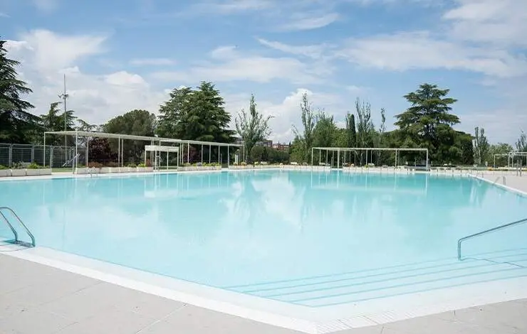 Piscina municipal del Cerro de Almod&oacute;var. AYUNTAMIENTO DE MADRID