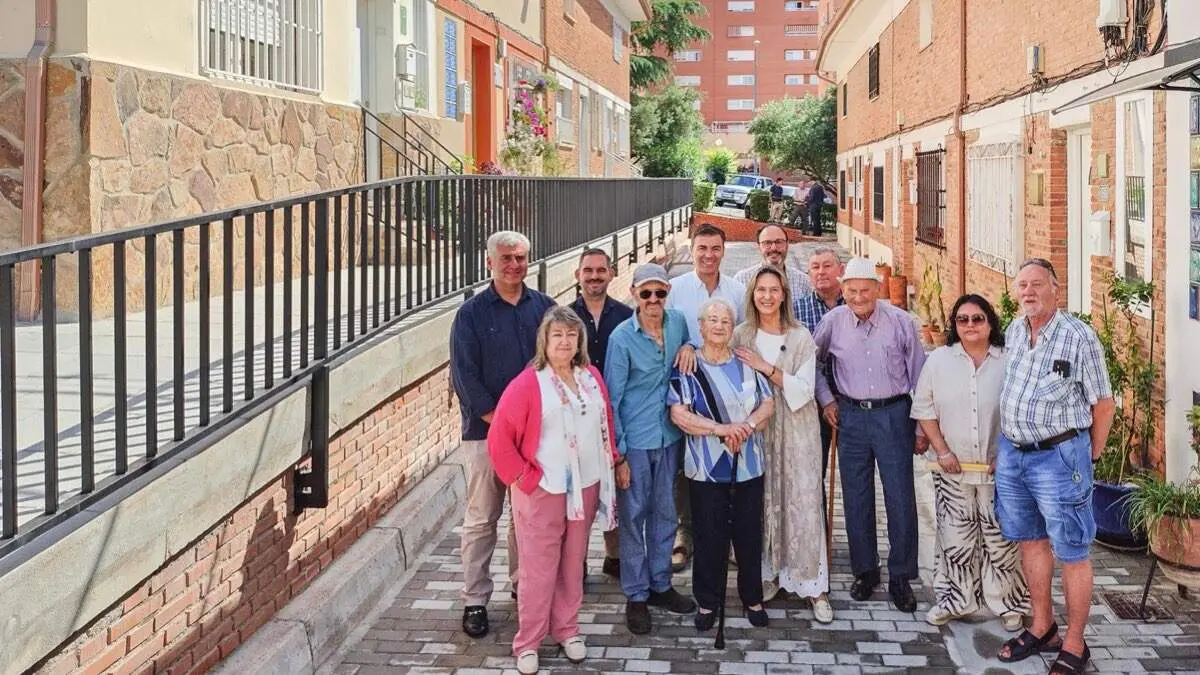 Antonia y vecinos del Alam&iacute;n junto a la alcaldesa durante la inauguraci&oacute;n del renovado callej&oacute;n. AYTO. DE GUADALAJARA