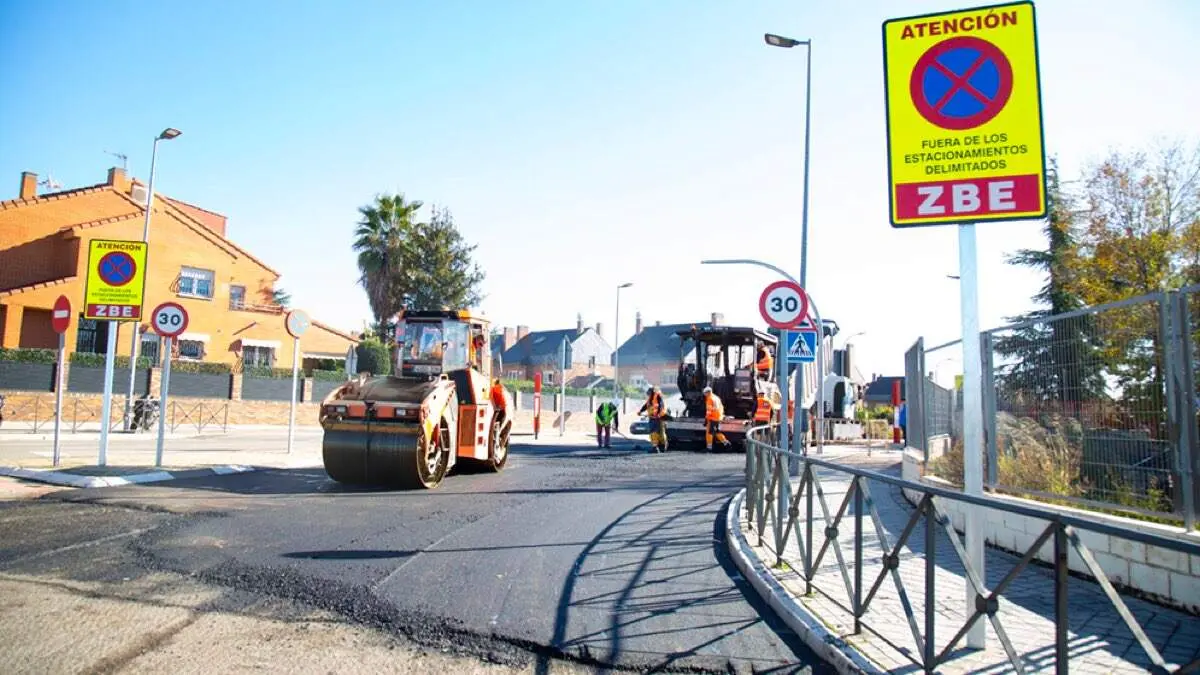 Obras de asfaltado en una calle de Rivas. PACO MARISCAL/ AYTO. DE RIVAS