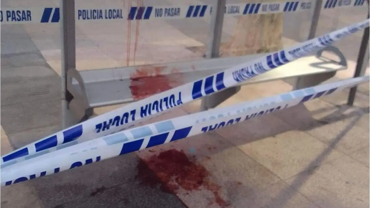 Marquesina de autob&uacute;s donde fue atendida la mujer. POLIC&Iacute;A LOCAL DE ARGANDA DEL REY