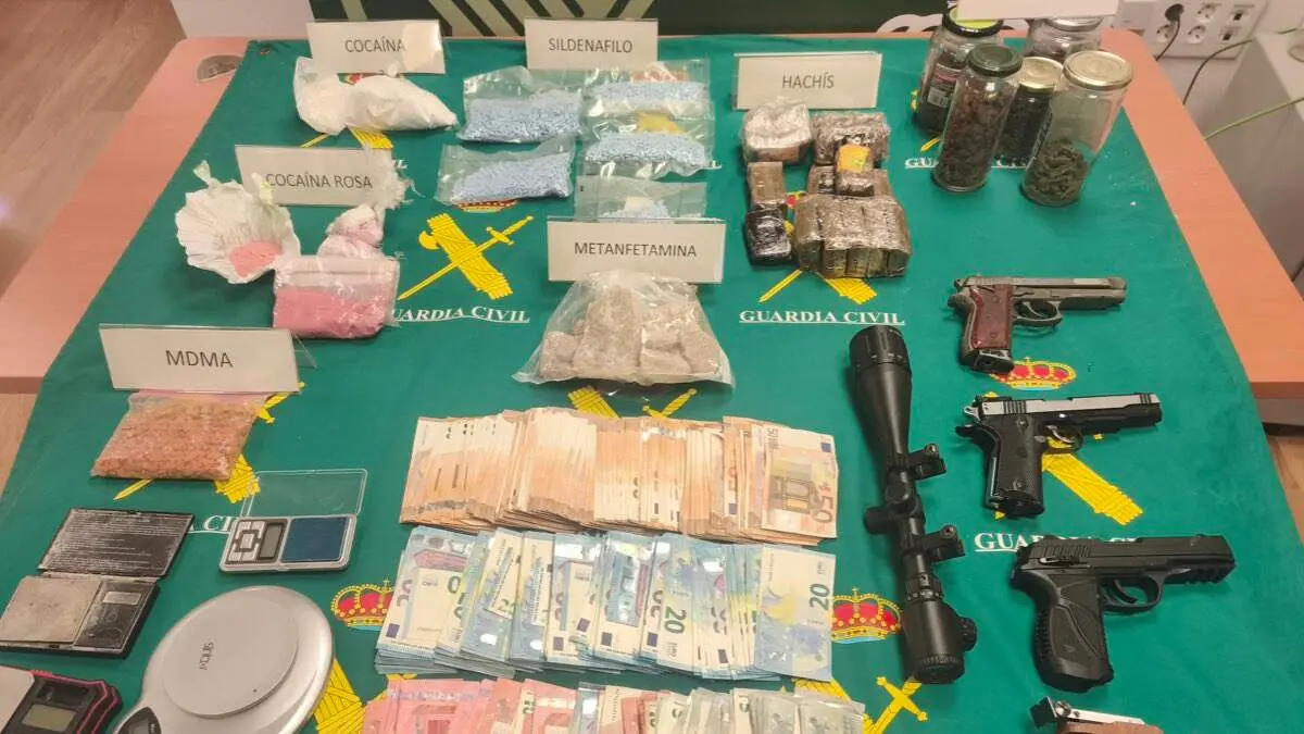 Drogas, armas de fuego y dinero en efectivo intervenidos por la Guardia Civil en Alovera. GUARDIA CIVIL.