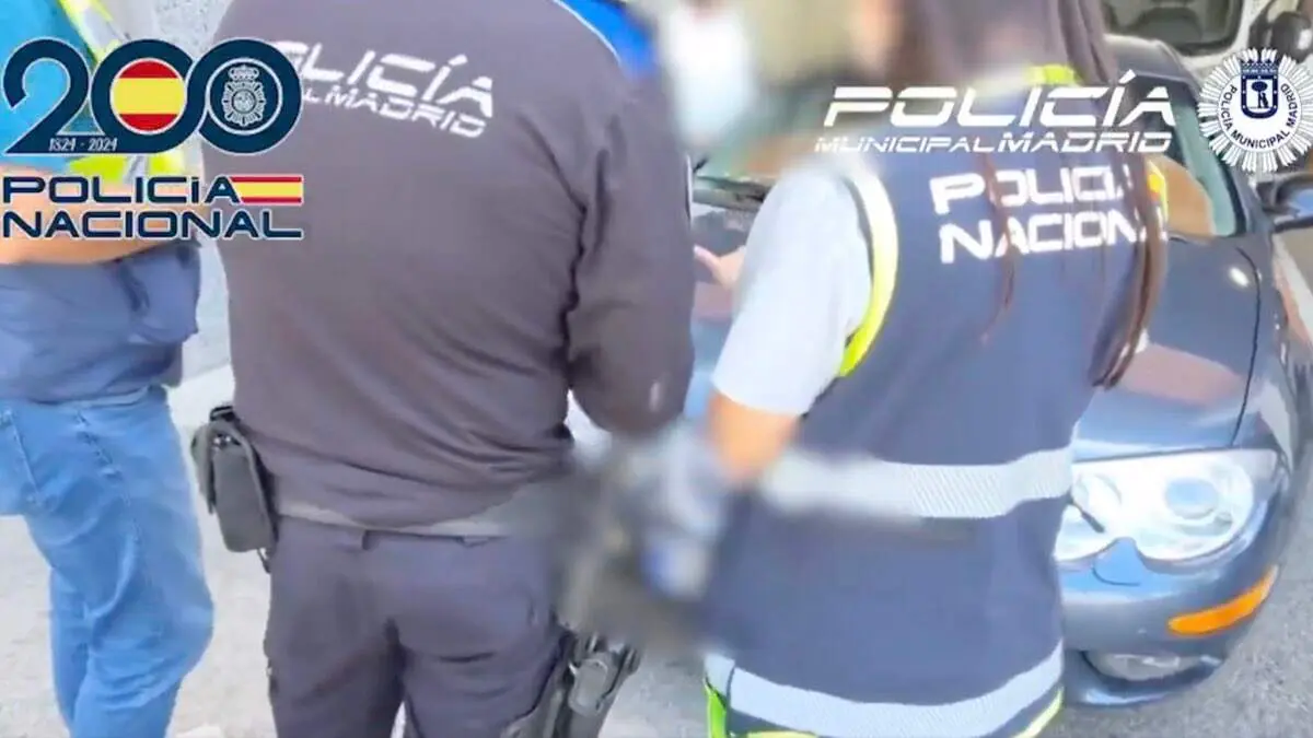 Agentes de la Polic&iacute;a Nacional y de la Polic&iacute;a Municipal durante la operaci&oacute;n. POLIC&Iacute;A NACIONAL
