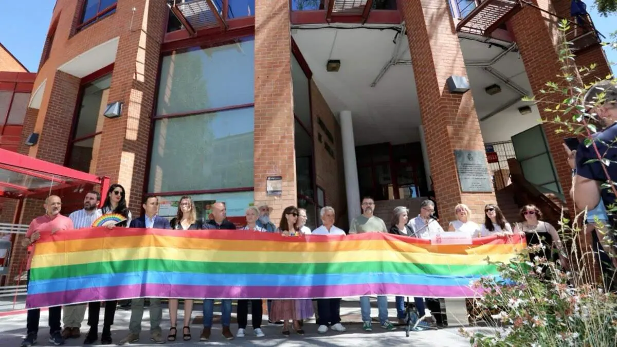 Acto con motivo del Orgullo LGTBIQ+ frente al Ayuntamiento de Coslada. AYUNTAMIENTO DE COSLADA.