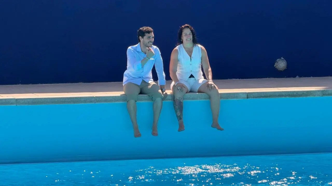 Alejandro Navarro y Miriam Guti&eacute;rrez en la piscina de olas. AYUNTAMIENTO DE TORREJ&Oacute;N DE ARDOZ
