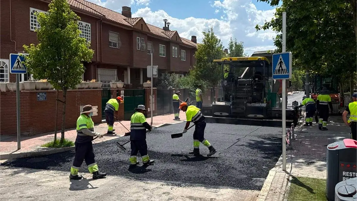 Trabajos de asfaltado en el barrio de Fresnos. AYUNTAMIENTO DE TORREJ&Oacute;N DE ARDOZ