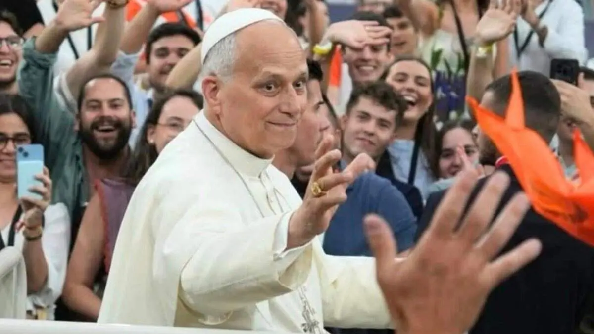Momento en el que el p&aacute;rroco Daniel Acedo lanza la pa&ntilde;oleta de la parroquia de Nuestra Se&ntilde;ora de la Soledad a Le&oacute;n XIV. DI&Oacute;CESIS DE ALCAL&Aacute;