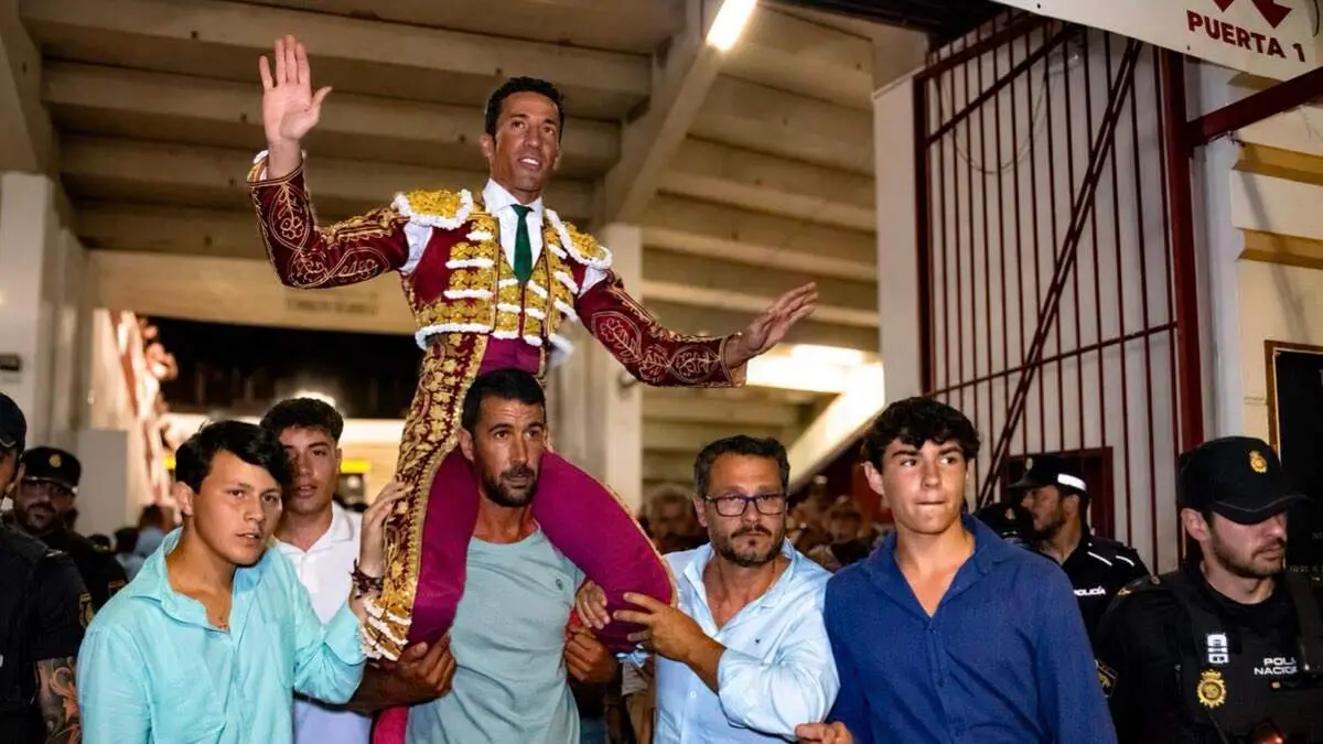 David de Miranda sale a hombros por la puerta grande de Torrej&oacute;n. JUAN CARLOS BEJARANO / MiraCorredor