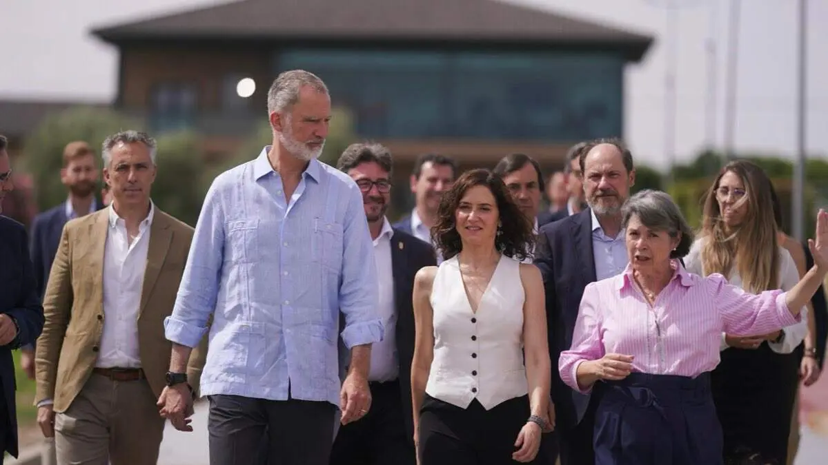 Felipe VI e Isabel D&iacute;az Ayuso durante la inauguraci&oacute;n del Centro de Innovaci&oacute;n de Agua y Energ&iacute;a de Canal de Isabel II en Pinto. COMUNIDAD DE MADRID