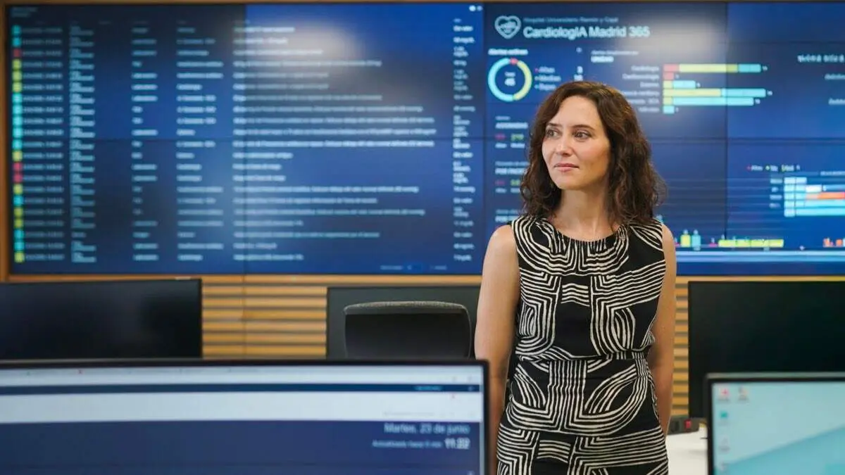 Isabel D&iacute;az Ayuso durante la visita al centro de control de CardiologIA Madrid 365 en el Hospital Ram&oacute;n y Cajal. COMUNIDAD DE MADRID