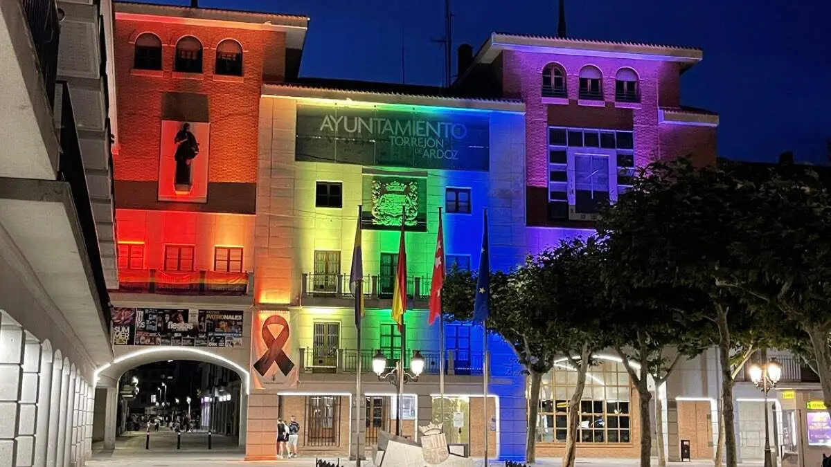 El Ayuntamiento de Torrej&oacute;n iluminado con los colores de la bandera arco&iacute;ris en una imagen de archivo. AYTO. DE TORREJ&Oacute;N