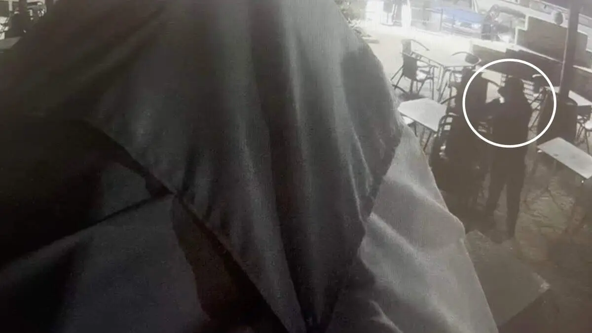 Uno de los detenidos captado por las c&aacute;maras de seguridad de la terraza de uno de los establecimientos. GUARDIA CIVIL