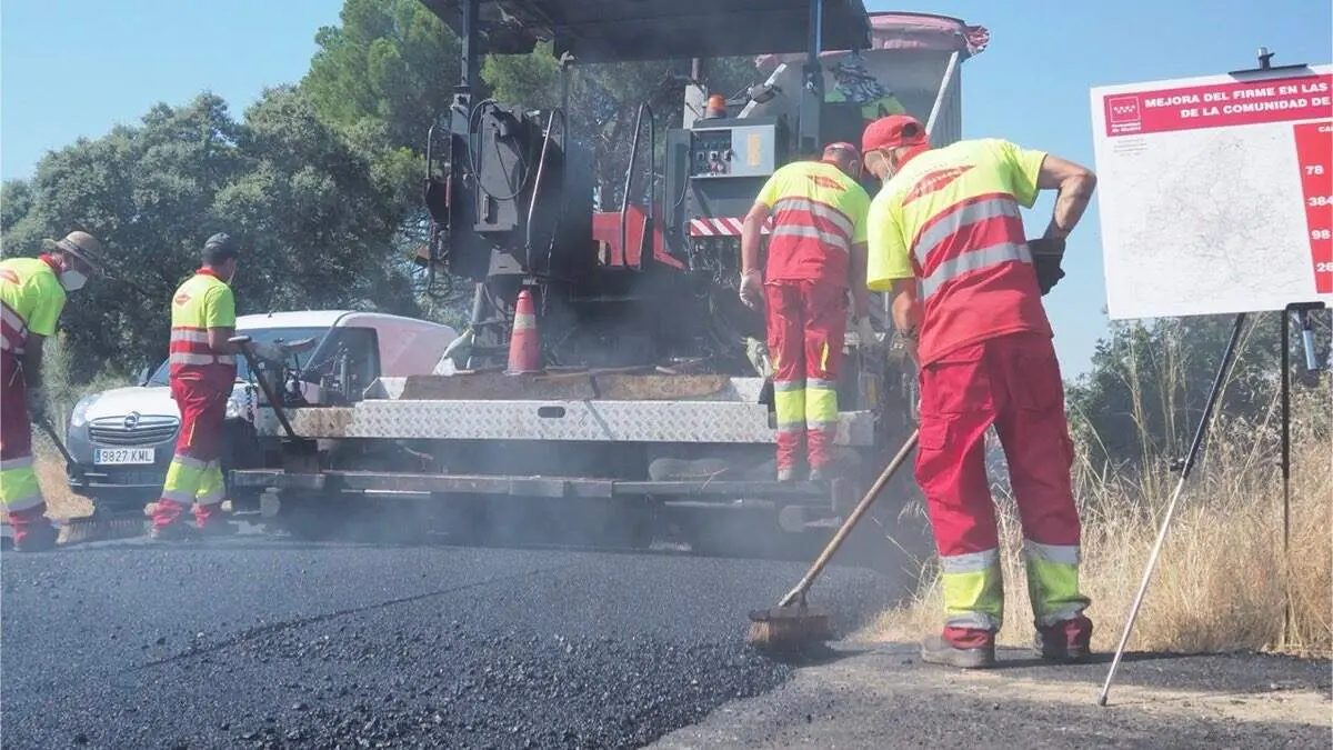 Trabajos de mejora del firme en una carretera de la Comunidad de Madrid. COMUNIDAD DE MADRID