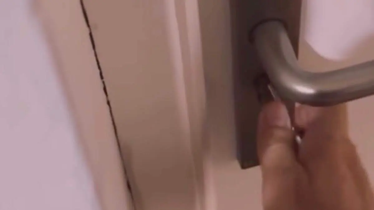 V&iacute;ctor Acosta intenta abrir la puerta de su despacho en el v&iacute;deo difundido por Vox Alcal&aacute;.