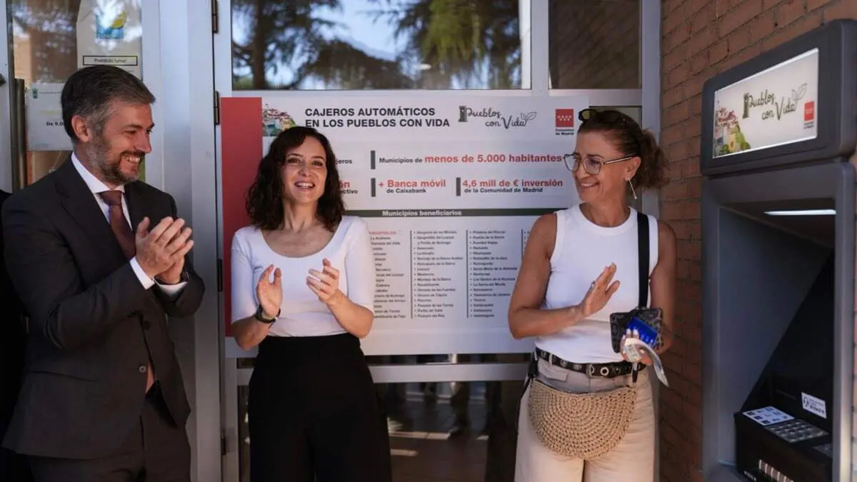 La presidenta de la Comunidad de Madrid, Isabel D&iacute;az Ayuso, durante la puesta en marcha del primer cajero autom&aacute;tico del programa en Batres. COMUNIDAD DE MADRID.