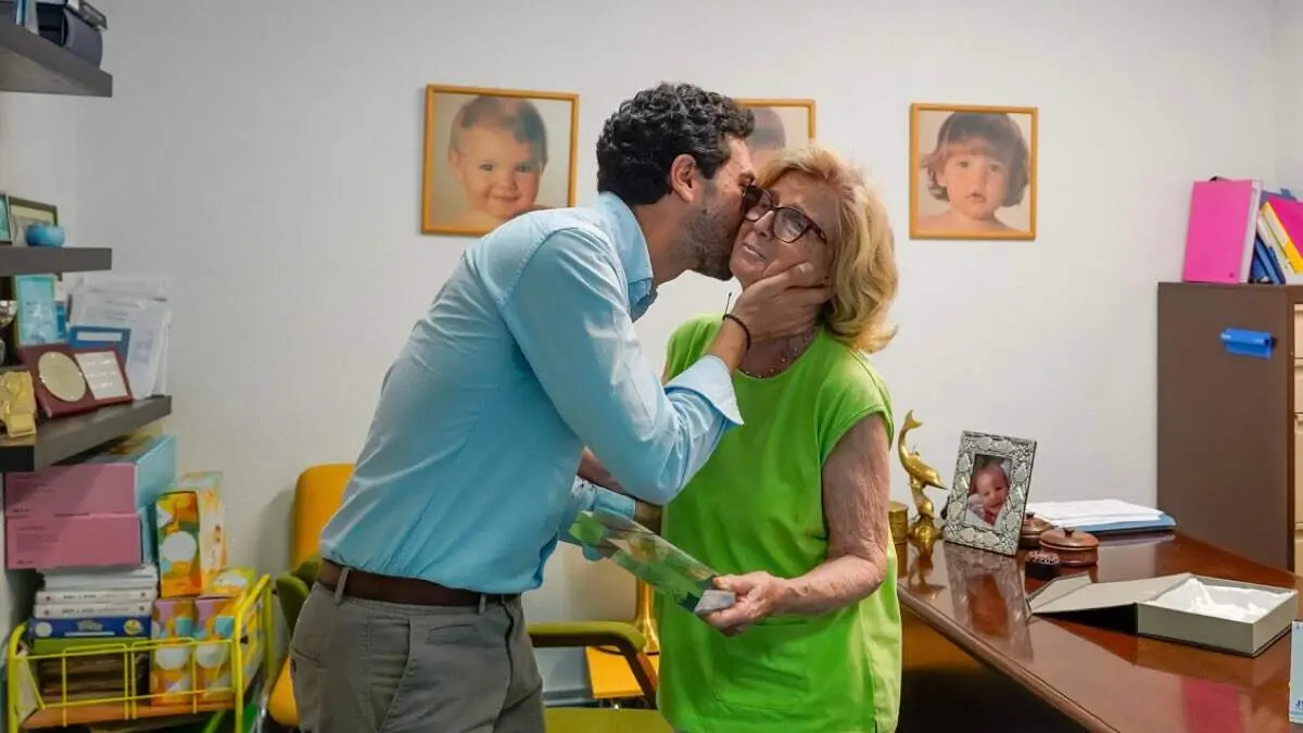El alcalde entrega un reconocimiento a Pilar Fern&aacute;ndez de Apodaca por sus 46 a&ntilde;os al frente de la Escuela Infantil Los Delfines. AYTO. DE TORREJ&Oacute;N