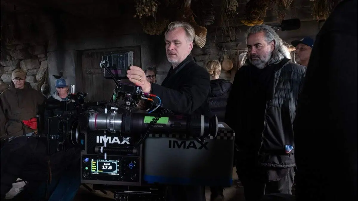 Christopher Nolan durante el rodaje de 'La Odisea' con una c&aacute;mara IMAX. CINESA