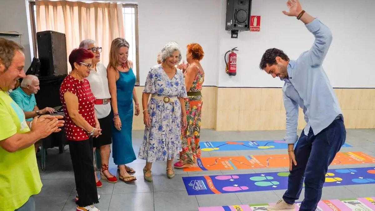 El alcalde, Alejandro Navarro Prieto, durante su visita al Centro de Mayores de la calle Madrid. AYTO. DE TORREJ&Oacute;N.