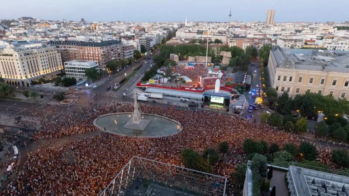 Miles de personas se congregaron este domingo en la Plaza de Col&oacute;n para seguir la final del Mundial. AYTO. DE MADRID