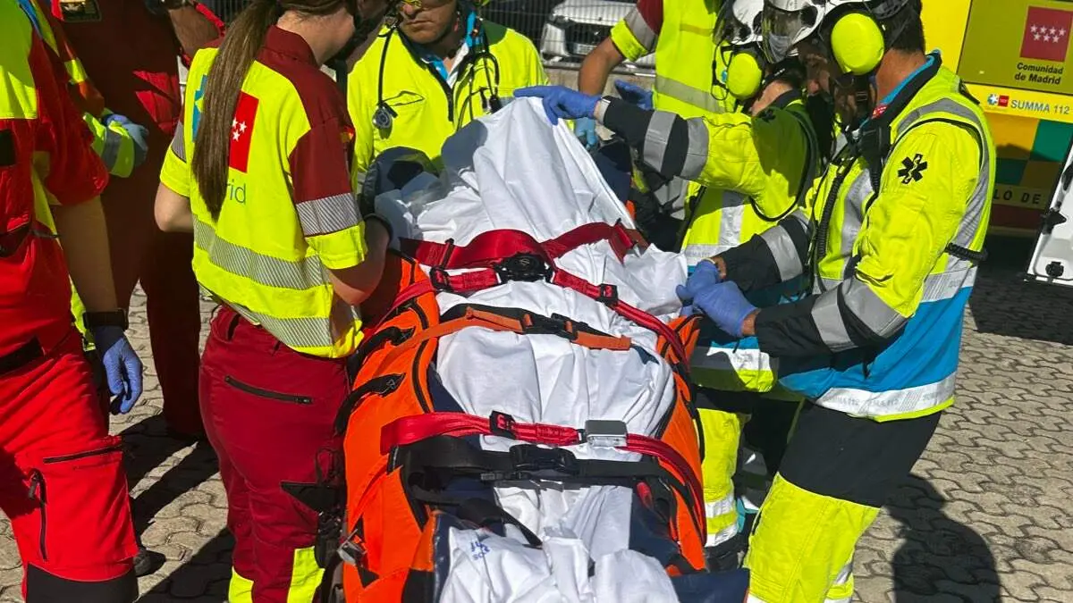 El SUMMA atiende al trabajador herido en Becerril de la Sierra. 112 COMUNIDAD DE MADRID