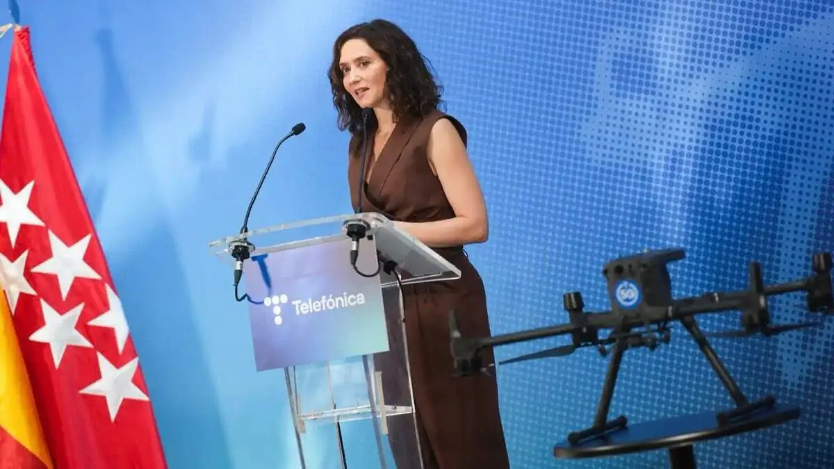 Isabel D&iacute;az Ayuso durante la presentaci&oacute;n de las nuevas ayudas al sector de los drones en el Telef&oacute;nica Dron Center. COMUNIDAD DE MADRID.
