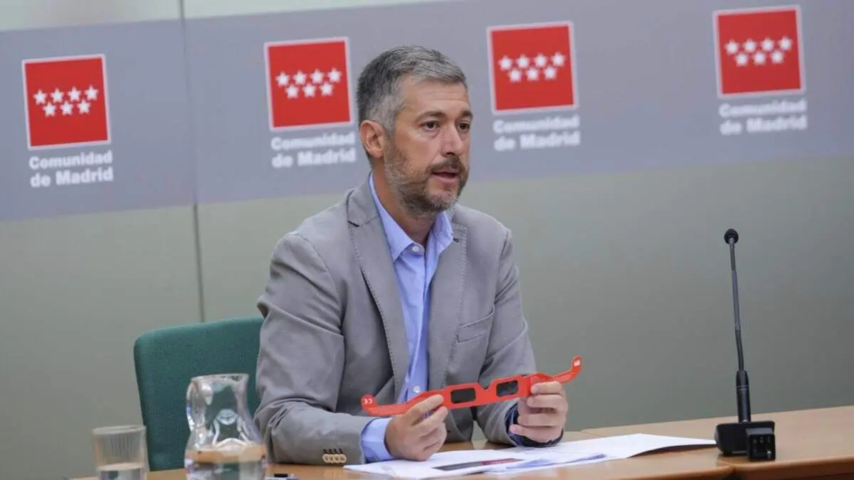 Miguel &Aacute;ngel Garc&iacute;a Mart&iacute;n presenta las gafas homologadas que repartir&aacute; la Comunidad de Madrid para observar el eclipse solar total del pr&oacute;ximo 12 de agosto. COMUNIDAD DE MADRID