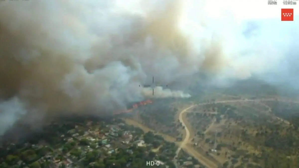 Vista a&eacute;rea del incendio forestal declarado en Almorox (Toledo). 112 COMUNDIAD DE MADRID